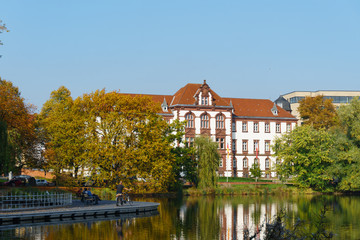 Fototapeta na wymiar Regierungsgebäude im Hiroshimapark in Kiel