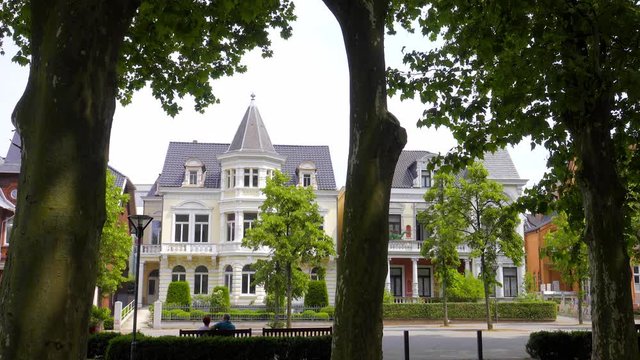 Wundersch&ouml;ne Strasse mit B&auml;der Architektur in Bad Oexhausen