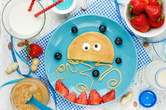 Fun and healthy breakfast idea for kids - pancake shaped medusa