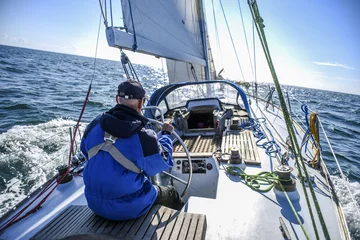 Papier Peint photo Naviguer Skagen, Danemark, 31 juillet 2017 : un marin solitaire derrière la barre sur la mer du Nord