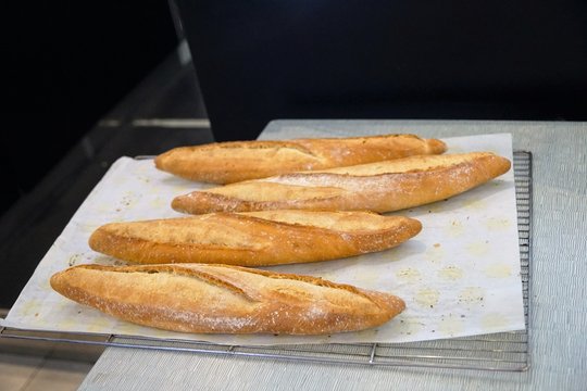 Kuchen und Brot in einer franz&ouml;sischen B&auml;ckerei in S&uuml;dfrankreich 