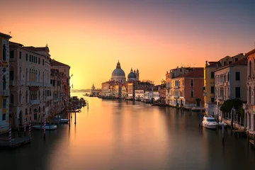 Foto op Canvas Het grote kanaal van Venetië, Santa Maria della Salute-kerkoriëntatiepunt bij zonsopgang. Italië © stevanzz
