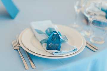 Оформление помещения синими и белыми цветами, и синей легкой тканью