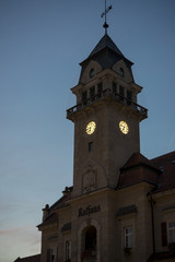 Fototapeta na wymiar Rathaus und Rathausturm am Hauptplatz in der Dämmerung vor dem bunten Abendhimmel