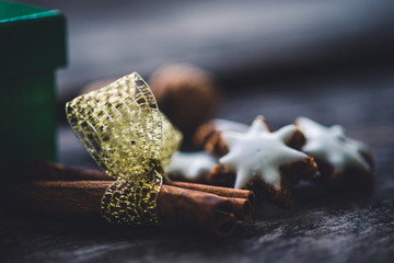 Weihnachtsstimmung mit Geschenken und Gewürzen