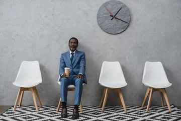 Foto auf Acrylglas Wartezimmer businessman sitting in waiting room