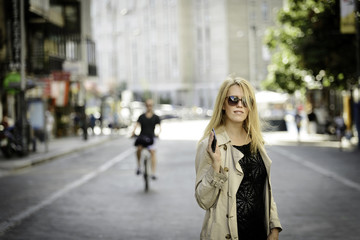 Obraz premium cute woman waiting in the center of Madrid
