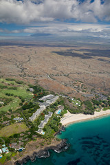 Luftaufnahme von Hapuna Beach an der Westküste von Big Island, Hawaii, USA, mit Blick auf den wolkenverhangenen Mauna Kea.