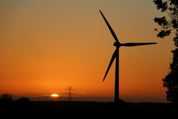 romantischer Sonnenuntergang mit einer Windmühle
