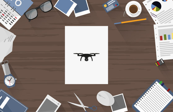 Drohne - Kamera - Dokument auf Schreibtisch