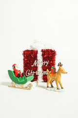 クリスマス　サンタクロースとトナカイとプレゼント　白背景