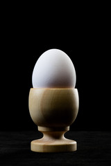 &oelig;uf sur un cocotier sur fond noir