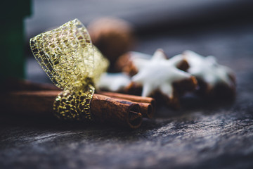 Weihnachtsstimmung mit Gewürzen auf verwittertem Holz