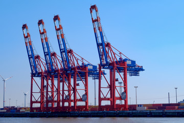 Fototapeta na wymiar Kräne im Containerhafen von Hamburg