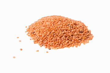 Lenticchie decorticate isolate su fondo bianco