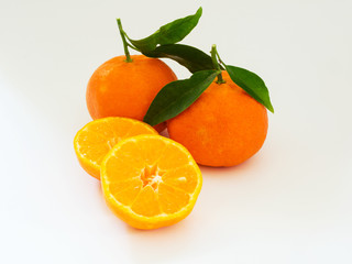 clementine su sfondo bianco con luce naturale