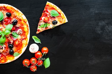 Papier Peint photo Pizzeria Pizza jambon, tomate et fromage sur fond sombre. Pizza chaude avec saucisse pepperoni servie dans une pizzeria ou un restaurant