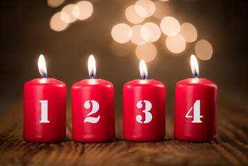 Vier schlichte rote Kerzen zum vierten Advent