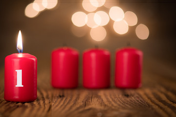 Schlichte rote Kerze zum ersten Advent