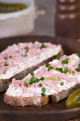 Brot mit Wurstsalat
