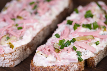 Brot mit Fleischwurstsalat