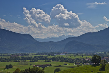 Obraz premium Loisachtal mit Kochelsee und Kraftwerk im Hintergrund