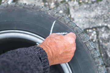 Reifenwechseln und Beschriften mit Kreide