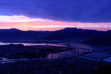 広島　夜明け頃の広島大橋と海田大橋　黄金山からの眺め