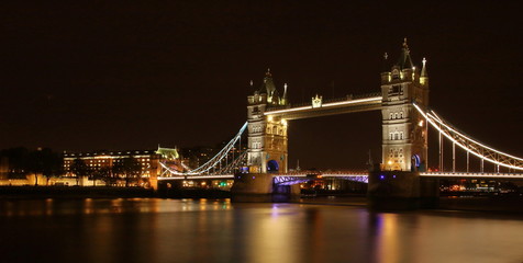 Fototapeta na wymiar Most Tower Bridge w Londynie, widok w nocy, długi czas naśiwtlania