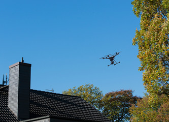 Drohne fliegt unerlaubt über einem Wohngebiet 
