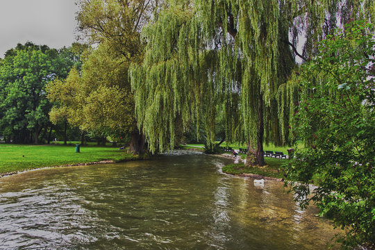 Englischer Garten mit Eisbachhochwasser in M&uuml;nchen