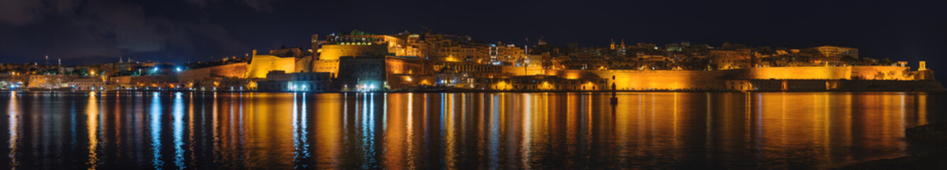 Fototapeta na wymiar View from Fort Saint Angelo to Valletta at night (Malta)