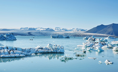 Fototapeta na wymiar Beatufil vibrant picture of icelandic glacier and glacier lagoon with water and ice in cold blue tones, Iceland, Glacier Bay