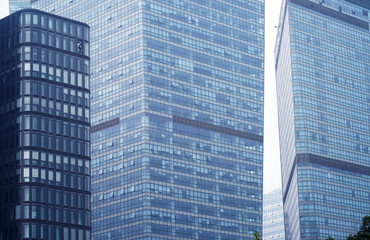 Obraz premium close up on modern office building skyscraper with blue glass wall