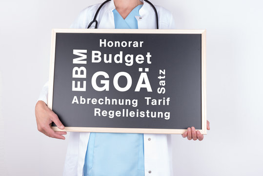 Arzt mit Tafel zur Abrechnung und Honorar