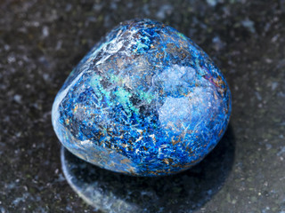 Fototapeta premium polished Azurite gemstone on dark background