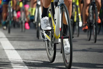 Tableaux ronds sur aluminium brossé Vélo Cycling competition,cyclist athletes riding a race,detail cycling shoes