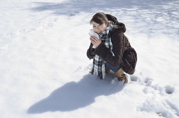 Fototapeta na wymiar 雪遊びする若い女性