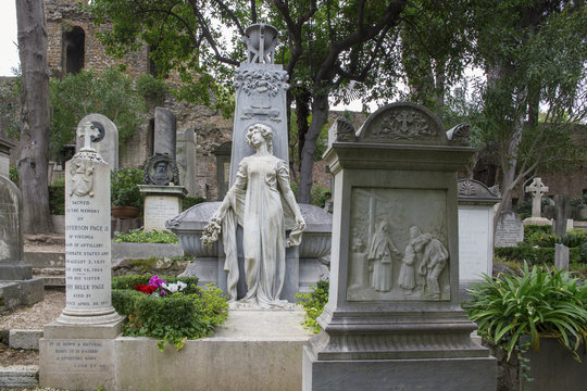Dettaglio del cimitero acattolico di Roma, detto cimitero degli Inglesi, o anche "cimitero dei protestanti", o nella lingua parlata "cimitero del Testaccio".