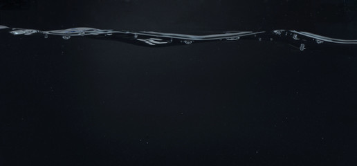 Agua en movimiento sobre fondo negro