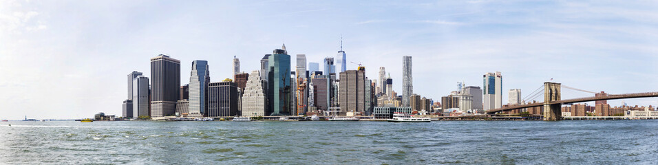 Obraz premium Panoramiczny widok na Brooklyn Bridge i Manhattan Skyline, USA