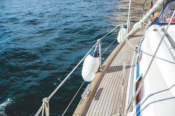 Obraz premium Yacht sailing in the tropical sea