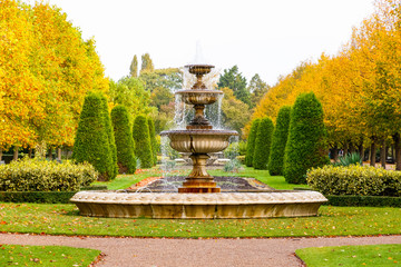 Peaceful scenery with fountain in the Regent's Park of London - obrazy, fototapety, plakaty