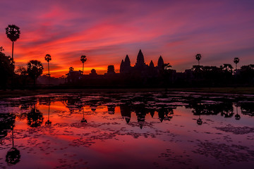 Fototapeta premium Sunrise at Angkor Wat