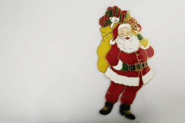 Babbo natale decorativo per addobbi natalizi su sfondo bianco