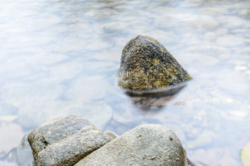 Fels im Wasser 