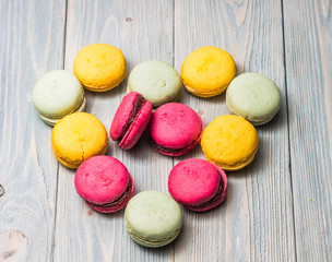 Разноцветные макаруны на деревянном фоне