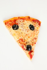 Pizzastück mit Oliven und Salami