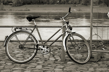 Fototapeta na wymiar Fahrrad am Ufer der Elbe in Dresden