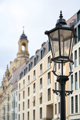Obraz premium Straßenlaterne in der Innenstadt von Dresden im Hintergrund die Frauenkirche